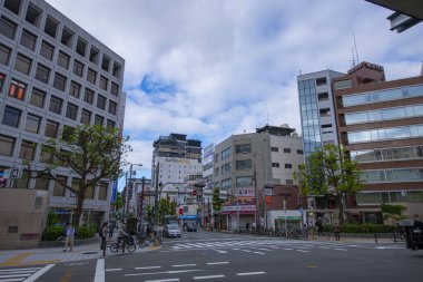 Sakai Suji Caddesi 'ndeki modern ticari binalar Namba Bölgesi' nde Sennichimae-dori Bulvarı, Chuo Bölgesi, Osaka şehri, Japonya. 