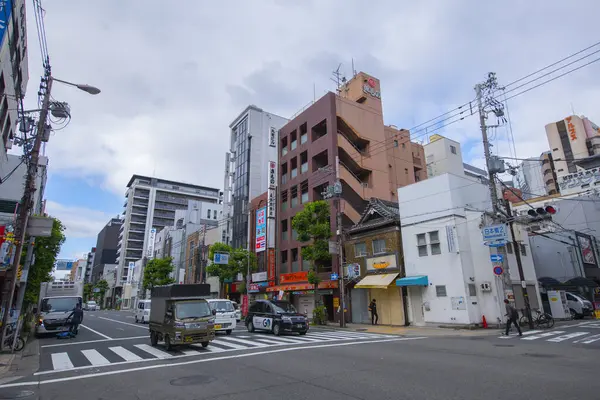 Japonya 'nın Osaka şehrindeki Namba Bölgesi, Chuo Bölgesi, Nipponbashi' deki Sakai Suji Bulvarı 'ndaki modern ticari binalar.. 