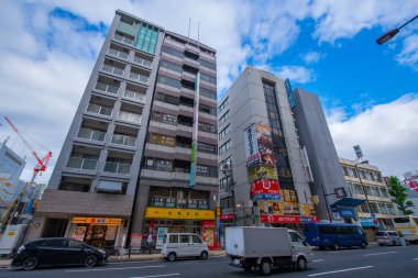 Japonya 'nın Osaka şehrindeki Namba Bölgesi, Chuo Bölgesi, Nipponbashi' deki Sakai Suji Bulvarı 'ndaki modern ticari binalar.. 