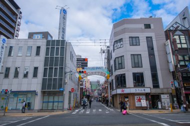 Sennichimae Merkez Alışveriş Caddesi 'ndeki modern ticari binalar Namba Bölgesi, Chuo Bölgesi, Japonya' nın Osaka şehrinde Sakai suji Bulvarı 'nda.. 