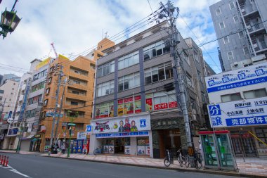 Nansan Dori Bulvarı 'ndaki Sakai Suji Bulvarı' ndaki modern ticari binalar Namba Bölgesi, Chuo Bölgesi, Osaka, Japonya. 