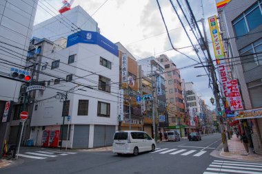 Nansan Dori Bulvarı 'ndaki Sakai Suji Bulvarı' ndaki modern ticari binalar Namba Bölgesi, Chuo Bölgesi, Osaka, Japonya. 