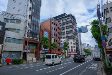 Japonya 'nın Osaka şehrindeki Namba Bölgesi, Chuo Bölgesi, Nipponbashi' deki Sakai Suji Bulvarı 'ndaki modern ticari binalar.. 