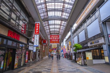 Japonya 'nın Osaka şehrinde, Nipponbashi, Namba Bölgesi, Chuo Bölgesi' ndeki Dotonbori Caddesi yakınlarında Japon stil dükkanları ve restoranları olan Sennichimae Caddesi.. 