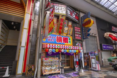 Japonya 'nın Osaka şehrinde, Nipponbashi, Namba Bölgesi, Chuo Bölgesi' ndeki Dotonbori Caddesi yakınlarında Japon stil dükkanları ve restoranları olan Sennichimae Caddesi.. 