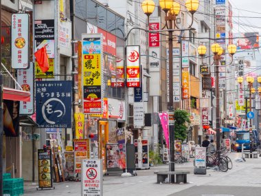 Dotonbori Caddesi 'ndeki modern ticari mağazalar ve restoranlar Namba Bölgesi, Chuo Bölgesi, Osaka, Japonya. 