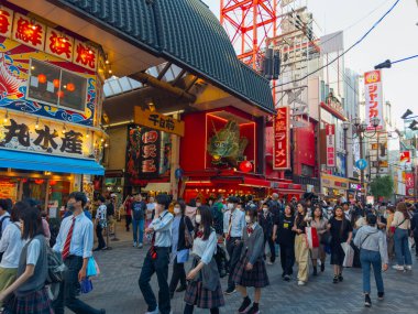 Japonya 'nın Osaka şehrinde, Nipponbashi, Namba Bölgesi, Chuo Bölgesi' ndeki Dotonbori Caddesi yakınlarında Japon stil dükkanları ve restoranları olan Sennichimae Caddesi.. 