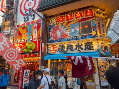 Dotonbori Caddesi 'ndeki modern ticari mağazalar ve restoranlar Namba Bölgesi, Chuo Bölgesi, Osaka, Japonya. 