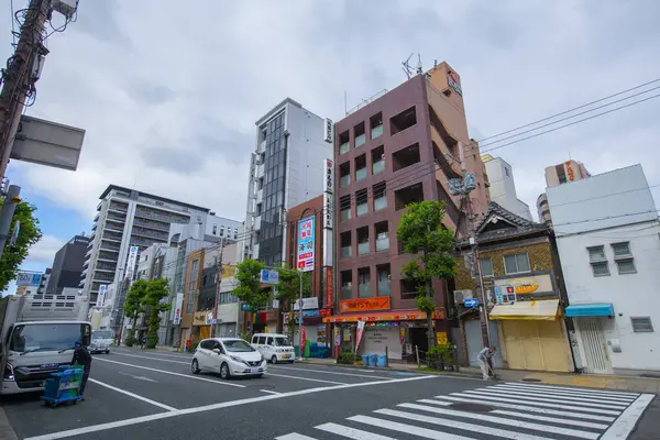 Japonya 'nın Osaka şehrindeki Namba Bölgesi, Chuo Bölgesi, Nipponbashi' deki Sakai Suji Bulvarı 'ndaki modern ticari binalar.. 
