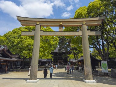 Meiji Tapınağı 'ndan Torii. Meiji Jingu Tapınağı, Japon İmparatoru Meiji ve İmparatoriçe Shoken 'e adanmış bir Shinto tapınağıdır.. 