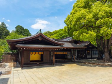 Meiji Jingu Tapınağı, Japon İmparatoru Meiji ve İmparatoriçe Shoken 'e adanmış bir Shinto tapınağıdır.. 