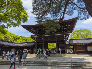 Meiji Tapınağı 'nın güney kapısı. Meiji Jingu Tapınağı, Japon İmparatoru Meiji ve İmparatoriçe Shoken 'e adanmış bir Shinto tapınağıdır.. 