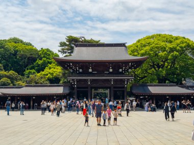 Meiji Tapınağı 'nın güney kapısı. Meiji Jingu Tapınağı, Japon İmparatoru Meiji ve İmparatoriçe Shoken 'e adanmış bir Shinto tapınağıdır.. 
