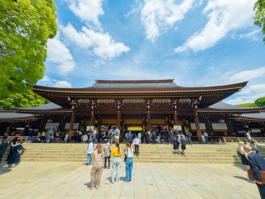 Meiji Tapınağı 'ndan Gehaiden. Meiji Jingu Tapınağı, Japon İmparatoru Meiji ve İmparatoriçe Shoken 'e adanmış bir Shinto tapınağıdır.. 