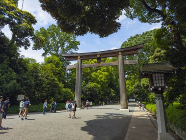 Meiji Tapınağı 'ndan Torii. Meiji Jingu Tapınağı, Japon İmparatoru Meiji ve İmparatoriçe Shoken 'e adanmış bir Shinto tapınağıdır.. 