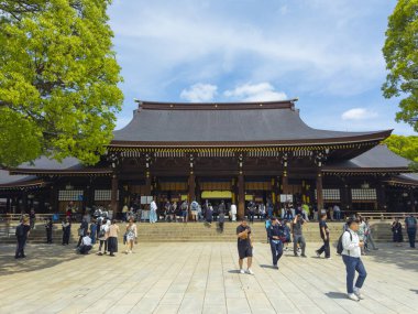 Meiji Tapınağı 'ndan Gehaiden. Meiji Jingu Tapınağı, Japon İmparatoru Meiji ve İmparatoriçe Shoken 'e adanmış bir Shinto tapınağıdır.. 