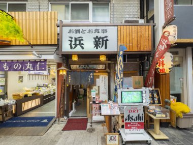 Tokyo, Japonya 'daki Senso Ji Tapınağı yakınlarındaki Kannondori Caddesi' ndeki modern ticari mağazalar ve restoranlar.. 