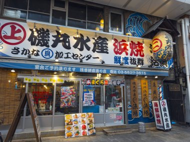 Tokyo, Japonya 'daki Senso Ji Tapınağı yakınlarındaki Kannondori Caddesi' ndeki modern ticari mağazalar ve restoranlar.. 