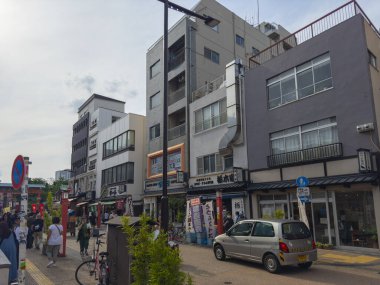 Tokyo, Japonya 'daki Senso Ji Tapınağı yakınlarındaki Kannondori Caddesi' ndeki modern ticari mağazalar ve restoranlar.. 