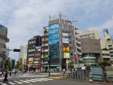Yoyogi JR İstasyonu, Shibuya Şehri, Tokyo, Japonya yakınlarındaki Yoyogi Meydanı 'nda modern ticari binalar.. 