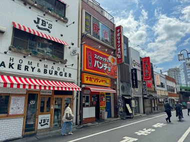 Yoyogi JR İstasyonu, Shibuya Şehri, Tokyo, Japonya yakınlarındaki Yoyogi Meydanı 'nda modern ticari binalar.. 