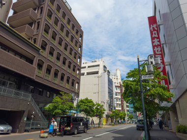 Tokyo Metropolitan Yolu 414 'teki modern ticari binalar Yoyogi Meydanı, Shibuya Şehri, Tokyo, Japonya. 