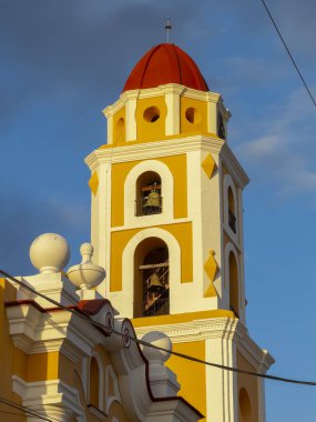 Iglesia y Convento de San Francisco Kilisesi Trinidad, Küba 'nın tarihi şehir merkezinde. Tarihi Trinidad Merkezi bir Dünya Mirası Alanıdır.. 