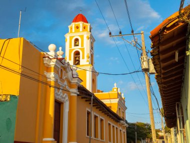 Iglesia y Convento de San Francisco Kilisesi Trinidad, Küba 'nın tarihi şehir merkezinde. Tarihi Trinidad Merkezi bir Dünya Mirası Alanıdır.. 