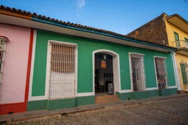 Trinidad, Küba 'nın tarihi şehir merkezinde Plaza Mayor yakınlarında Calle Real del Jigue' deki Real Cafe Restoranı. Tarihi Trinidad Merkezi bir Dünya Mirası Alanıdır.. 