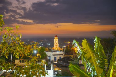 Iglesia y Convento de San Francisco Kilisesi hava görüntüsü günbatımında tarihi Trinidad, Küba şehir merkezinde. Tarihi Trinidad Merkezi bir Dünya Mirası Alanıdır.. 