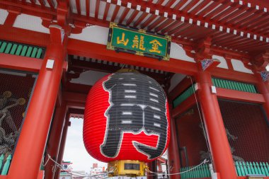 Tokyo, Japonya 'nın Taito semtindeki Asakusa' daki Senso Ji Tapınağı 'nda büyük fener bulunan Kaminarimon (Şimşek Kapısı). 