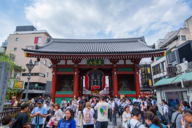 Tokyo, Japonya 'nın Taito semtindeki Asakusa' daki Senso Ji Tapınağı 'nda büyük fener bulunan Kaminarimon (Şimşek Kapısı). 