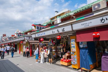 Tokyo, Japonya 'nın Taito semtindeki Senso Ji Tapınağı' ndaki Nakamise Dori Caddesi 'ndeki tarihi dükkanlar ve restoranlar.. 