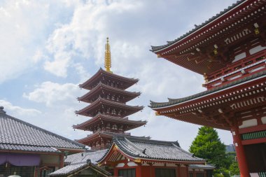 Tokyo, Japonya 'nın Taito bölgesindeki Asakusa' daki Senso Ji Tapınağı 'nda beş katlı bir pagoda.. 