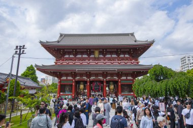 Hozomon (Hazine Evi Kapısı) Taito Bölgesi, Tokyo, Japonya 'daki Asakusa' daki Senso Ji Tapınağı 'nda büyük bir fenerle. 