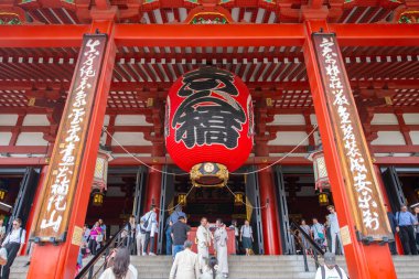 Japonya 'nın Taito bölgesindeki Asakusa Senso Ji Tapınağı' nda büyük kırmızı fenerli Hondo Ana Girişi (Ana Salon). 