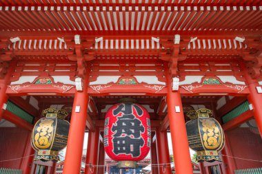 Hozomon (Hazine Evi Kapısı) Taito Bölgesi, Tokyo, Japonya 'daki Asakusa' daki Senso Ji Tapınağı 'nda büyük bir fenerle. 