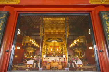 Japonya 'nın Taito İlçesi' nde Asakusa Senso Ji Tapınağı 'ndaki Hondo sunağı (Ana Salon).. 