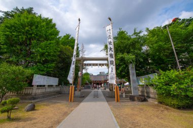 Torii, Asakusa Tapınağı 'nın ana kapısında. Asakusa Tapınağı, Japonya 'nın Tokyo şehrindeki Asakusa semtinde Senso Ji Tapınağı' nda bir Shinto tapınağıdır.. 