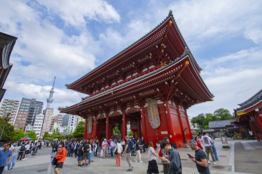 Hozomon (Hazine Evi Kapısı) Taito Bölgesi, Tokyo, Japonya 'daki Asakusa' daki Senso Ji Tapınağı 'nda büyük bir fenerle. 