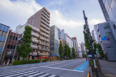 Tokyo, Japonya 'daki Taito Bölgesi' nde Komagata 2 'deki Edo dori Bulvarı' ndaki modern ticari binalar.. 