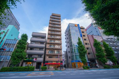 Tokyo, Japonya 'daki Taito Bölgesi' nde Komagata 2 'deki Edo dori Bulvarı' ndaki modern ticari binalar.. 