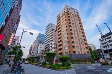 Tokyo, Japonya 'nın Taito bölgesindeki Asakusa' daki Namiki Dori Caddesi 'ndeki modern ticari binalar.. 