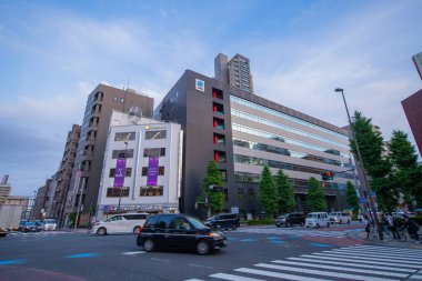 Tokyo, Japonya 'nın Taito bölgesindeki Umayabashi' deki Edo Dori Bulvarı 'ndaki modern ticari binalar.. 