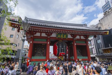 Tokyo, Japonya 'nın Taito semtindeki Asakusa' daki Senso Ji Tapınağı 'nda büyük fener bulunan Kaminarimon (Şimşek Kapısı). 