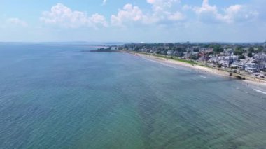 Lynn City ve Essex County, Massachusetts MA 'daki Swampscott kasabasındaki Lynn Shore Drive' da King 's Beach ve Swampscott şehir merkezinin hava manzarası.. 