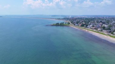 Lynn City ve Essex County, Massachusetts MA 'daki Swampscott kasabasındaki Lynn Shore Drive' da King 's Beach ve Swampscott şehir merkezinin hava manzarası.. 