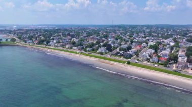 Lynn City ve Essex County, Massachusetts MA 'daki Swampscott kasabasındaki Lynn Shore Drive' da King 's Beach ve Swampscott şehir merkezinin hava manzarası.. 