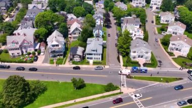 Lynn Shore Drive 'daki rıhtım evleri Swampscott kasabasındaki Kings Beach hava manzarası ve Massachusetts MA, ABD yakınlarındaki Lynn şehri.. 