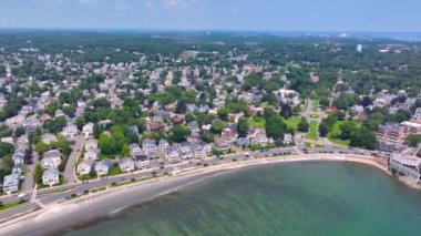 Lynn City sahilindeki Lynn Shore Drive 'daki King' s Beach hava görüntüsü ve Essex County 'deki Swampscott kasabası. Arka planda Fisherman' s Beach, Massachusetts MA, ABD. 